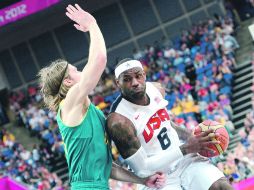 Con permiso. LeBron James (6) supera la marca del australiano David Barlow. AFP  /