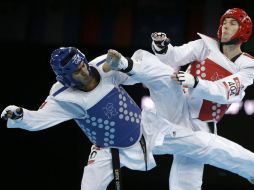 Erick Osornio fue en todo momento controlado por el británico Stamper en la pelea. AP  /