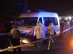 Peritos forenses investigan el lugar donde fue hallado un vehículo con catorce cadáveres. EFE  /