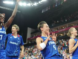 La francesa Celine Dumerc (c), la mejor jugadora del torneo hasta ahora, anotó 11 puntos. AFP  /