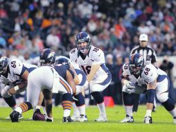 De vuelta. Peyton Manning ordena una jugada en la línea de golpeo. AP  /
