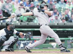 Adiós. Mark Teixeira observa el batazo ante las serpentinas del relevista Joaquin Benoit.  /