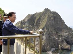 Lee Myung Bak, visita al archipiélago de las islas Dokdo (Takeshima), cuya soberanía se disputa con Japón. EFE  /