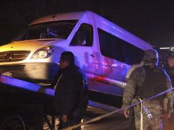 Una llamada alertó a las autoridades sobre la presencia de una camioneta abandonada con cuerpos en su interior. ARCHIVO  /