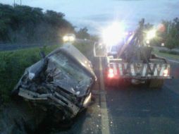 La camioneta Chrysler Voyager gris, del agente vial, primero se impactó contra un torton y luego cayó a la cuneta.  /