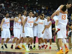 Los jugadores españoles ríen cuando su compañero José Manuel Calderón (2d) salta sobre Marc Gasol (d). EFE  /