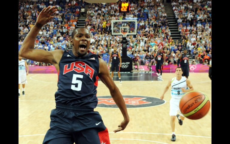Kevin Durant anotó cuatro triples para romper definitivamente el partido y los sueños argentinos. AP  /