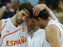 Los jugadores de la selección española Pau Gasol (i) y Marc Gasol celebran su victoria ante Rusia. EFE  /