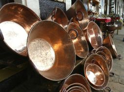 Los asistentes podrán apreciar la exhibición de las piezas que participaron en el Concurso Nacional del Cobre Martillado. ARCHIVO  /