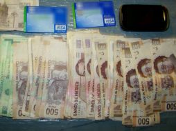 Los policías aseguraron el monto de lo robado y las tarjetas. ESPECIAL  /