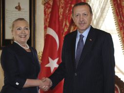 Hillary Clinton (i), estrechando la mano del primer ministro turco, Recep Tayyip Erdogan. EFE  /