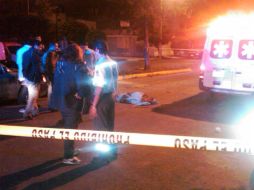 Elementos del IJCF se hicieron cargo del levantamiento del cadáver para trasladarlo a la morgue tapatía.  /