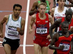 El mexicano Juan Luis Barrios (I) durante la final de los 5 mil metros de la competición olímpica de atletismo. EFE  /
