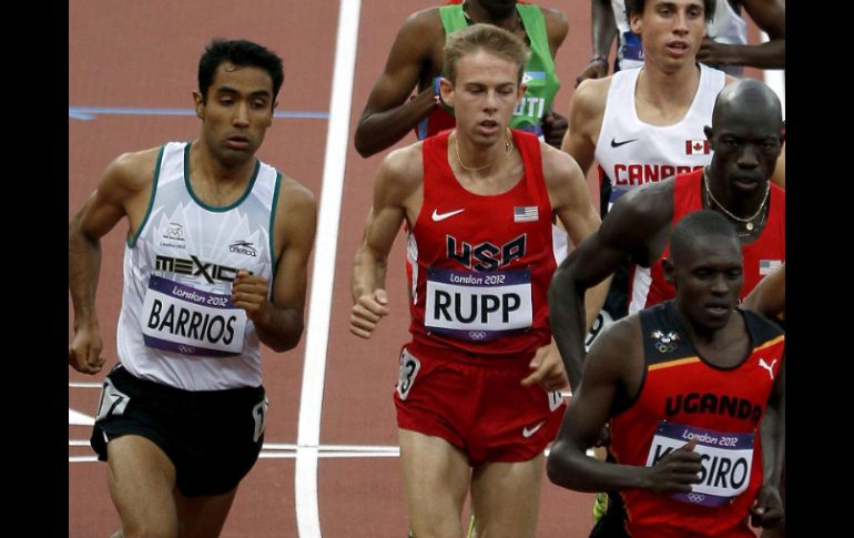 El mexicano Juan Luis Barrios (I) durante la final de los 5 mil metros de la competición olímpica de atletismo. EFE  /