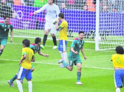 Grítalo. Oribe Peralta celebra uno de sus goles ante Brasil. AFP  /