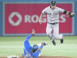 Con permiso. Jayson Nix, de los Yanquis, consigue el out forzado en segunda con Yunel Escobar. AFP  /