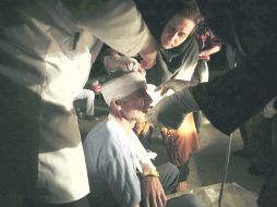 Médicos realizan curaciones a un hombre que resultó herido durante el dúo de sismos en el pueblo de Varzaqan, al noreste de Tabriz. AP  /