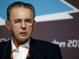 El mandatario del COI, durante una conferencia de prensa. Estuvo a su lado el presidente del LOCOG, Sebastian Coe. EFE  /