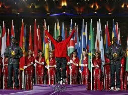 Stephen Kiprotich (c) celebra tras haber sido premiado en el Estadio de Stratford. AP  /