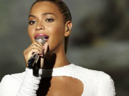 La estrella lució un vestido blanco entallado. REUTERS  /