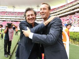 John Van't Schip (d) y Rubén Omar Romano se saludan minutos antes de comenzar el partido.  /