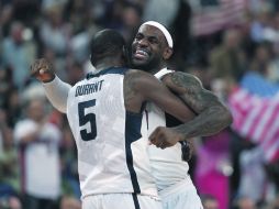 Maestros. LeBron James abraza a Kevin Durant al final del partido. REUTERS  /