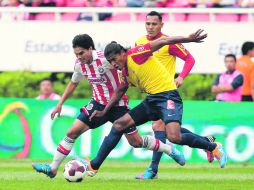 Xavier Báez, disputa el esférico con Joel Huiqui. Xavi anotó el gol del empate para el Rebaño. MEXSPORT  /