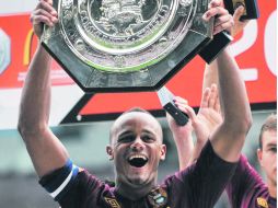 Uno más. El capitán del Manchester City, Vicent Kompany, festeja con el título de la Community Shield. EFE  /