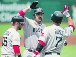 Bien hecho. Adrián González es felicitado por sus compañeros. AFP  /