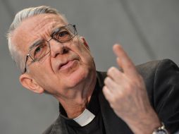 Federico Lombardi, el portavoz oficial del Vaticano, anuncia a la prensa los resultados de la investigación contra Paolo Gabriele. AFP  /