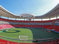 El personal del Omnilife intentó parchar el terreno y reacomodó los trozos de pasto que salieron. MEXSPORT  /