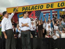 Mitt Romney habló los inmigrantes que llegan a EU y se 'superan' con pequeños negocios como El Palacio de los Jugos. AP  /