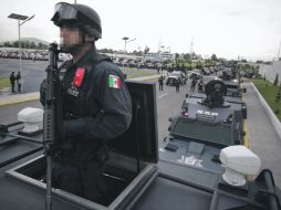 Agentes federales se preparan para salir hacia Michoacán, donde cuatro de sus compañeros fueron asesinados el pasado viernes.  /