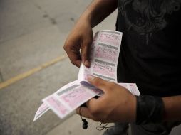 Dicen los transportistas,que la credencial de descuento evitaría la piratería de documentos y daría certeza a los operadores.ARCHIVO  /