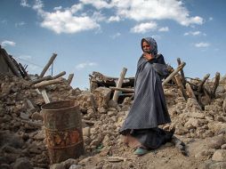 Una mujer desplazada por los sismos del fin de semana recorre las ruinas de su ciudad. REUTERS  /