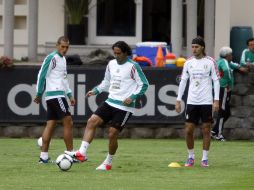 Los jugadores Jorge Torres (i), Aldo de Nigris (c) y Sergio Lugo (d) entrenan previo al juego de mañana ante EU. EFE  /
