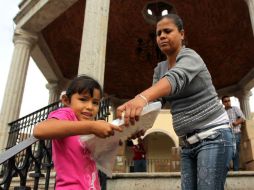 Imagen de la entrega de útiles a niños de educación primaria del municipio.  /