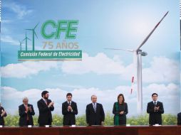 El Presidente Felipe Calderón (c) y su esposa Margarita Zavala (d) asisten a la ceremonia de aniversario de la CFE. NTX  /