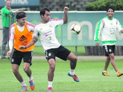 El mediocampista Gerardo Lugo disputa la posesión de la pelota con el zaguero Adrián Aldrete, en la última práctica. STRAFFON IMAGES  /