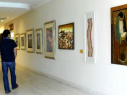 Cuadros regalados por los Estados miembros de las Naciones Unidas e instalados en el exterior de la sala de los Derechos Humanos. EFE  /