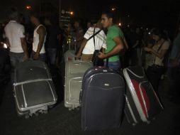 Ciudadanos saudíes residentes en el Líbano abandonan el país. REUTERS  /