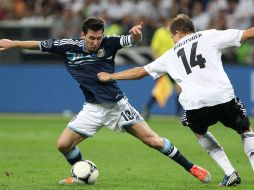 En el complemento Messi (i) sentenció el cotejo amistoso con tremendos zurdazos. AFP  /