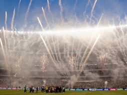 La selección olímpica de futbol entre pirotecnia y cientos de aplausos del recinto de Santa Úrsula. XINHUA  /