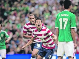 El futbolista estadounidense Michael Orozco (4) festeja su anotación, ante la tristeza de los jugadores del Tricolor. XINHUA  /