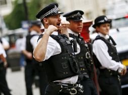 Agentes de la policía británica, hacen guardia a la entrada de la embajada de Ecuador en Londres. EFE  /