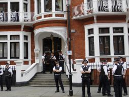 Policías británicos en la puerta de la embajada de Ecuador en Londres, arrestarán de inmediato a Assange si sale del edificio. AP  /