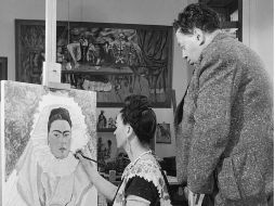 Mientras Diego Rivera observa, Frida Kahlo trabaja en un autorretrato. ARCHIVO  /