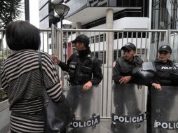 Polícías resguardan la embajada británica en Quito, Ecuador. AFP  /