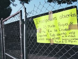 Las inscripciones para la Secundaria Mixta No. 75 se llevan a cabo de manera improvisada en una unidad deportiva. ESPECIAL  /