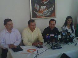 Clemente Castañeda, diputado plurinominal electo (c) durante rueda de prensa, acompañado con diputados electos de su mismo partido.  /